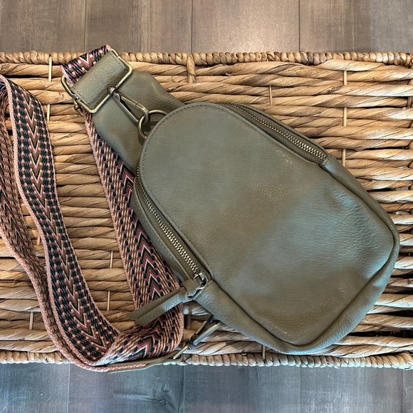 Anthropologie Urban Originals Slingbag. - Picture 3 of 9